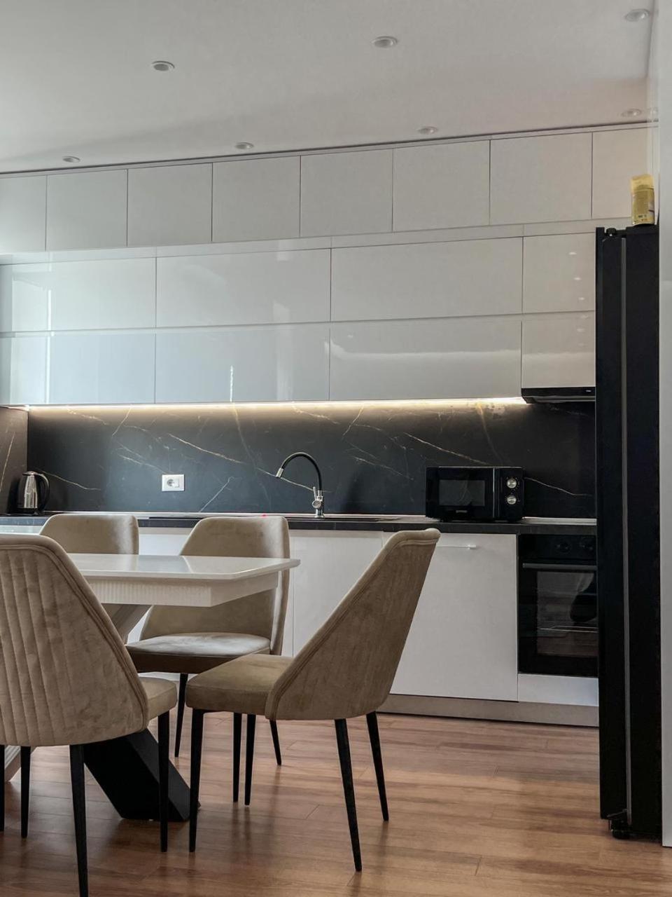 Lux Apartment At Arlis Tirana Buitenkant foto